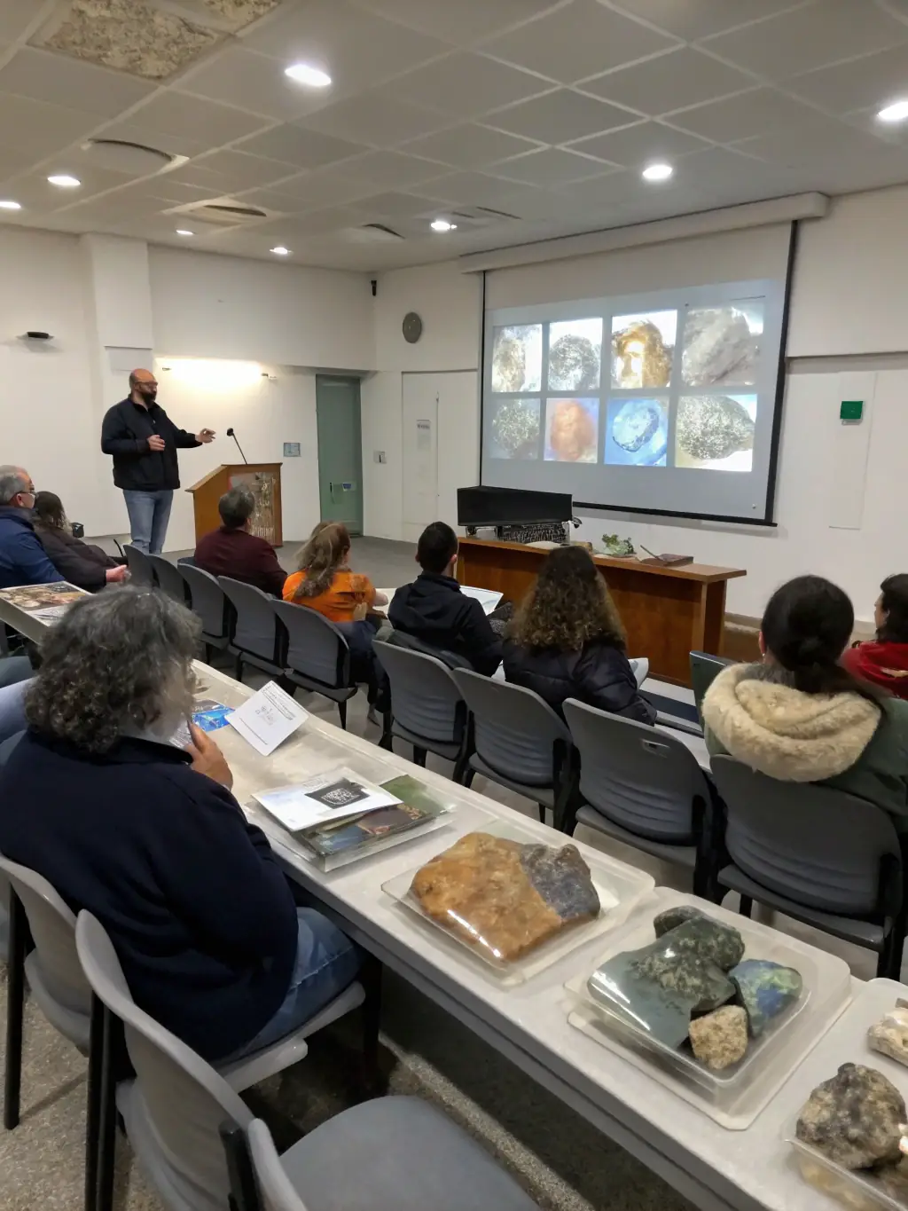 A photograph of adults attending a lecture on the history of the local archaeological site, part of ASSA ASS SAUVE MISE VALEUR SITE ARCHEOLOGIQUE's adult education series.